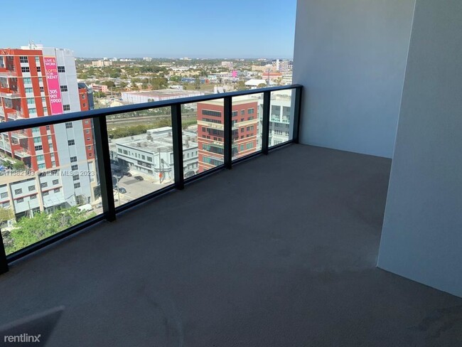 Building Photo - 1 br, 1.5 bath Condo - 1600 NE 1st Ave Ama...