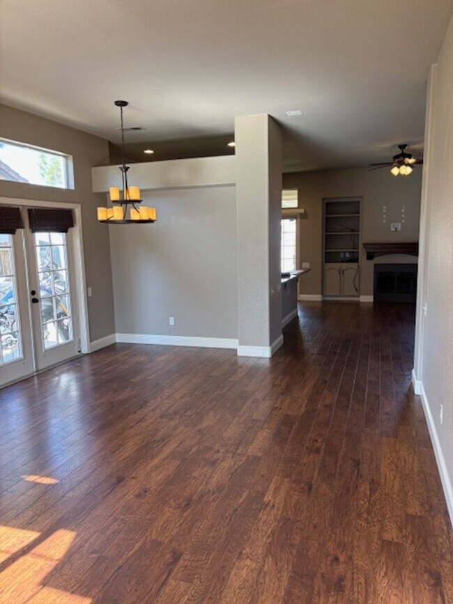 Building Photo - Amazing Single Story Home Located in Rosev...