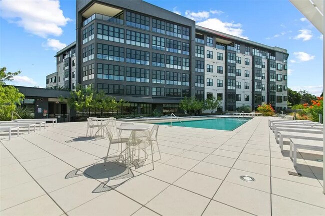 Building Photo - 800 Embassy Dr