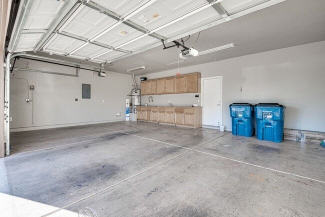 Building Photo - Spacious Family Home with Pool & 3-Car Garage in the Heart of North Las Vegas