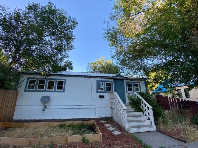Building Photo - Three Bedroom, One Bathroom House with Fenced Yard