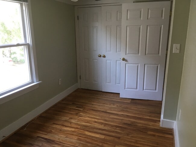 Building Photo - 70 New London Rd