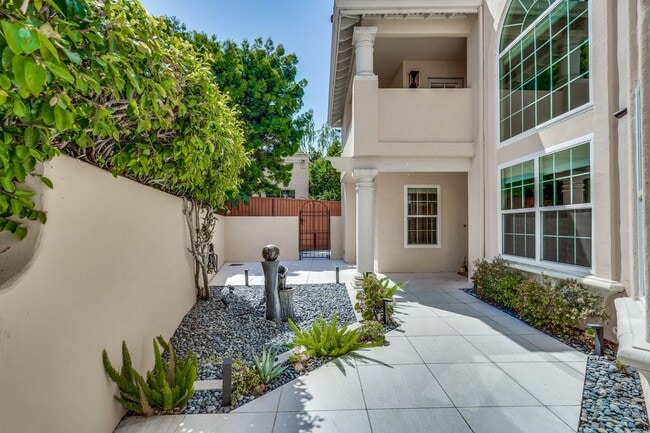 Building Photo - Beautiful and spacious 3 bedroom 2.5 bath ...