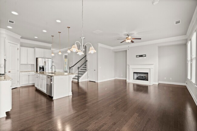 Building Photo - Townhouse - 4 Beds - 4 Bath