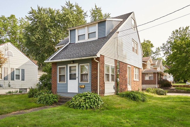 Primary Photo - Renovated 3 bedroom 2 Bath home in Goodyea...