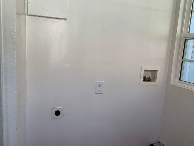 Building Photo - CUTE Side-by-Side 2 Story Duplex