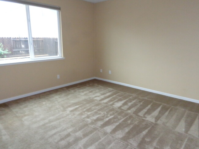 Building Photo - $300.00 off of the first month's rent Beau...