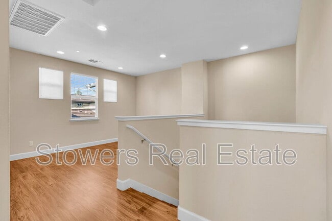 Building Photo - 718 El Paseo Cir