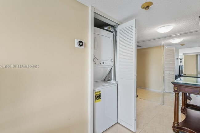 Building Photo - 1420 Brickell Bay Dr