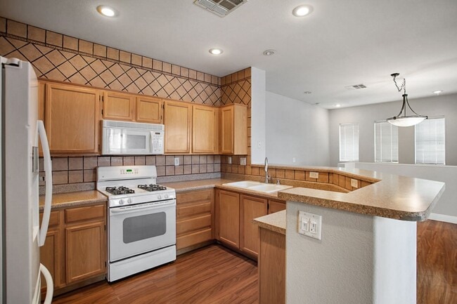 Building Photo - 2 Bed, Den, 1 Car Garage, Gated Northwest Condo