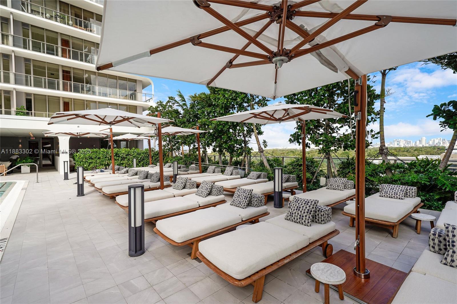 Building Photo - 2655 S Bayshore Dr