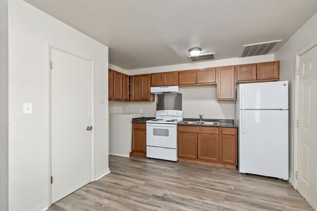 Building Photo - Newly Renovated 2 Bedroom Unit!