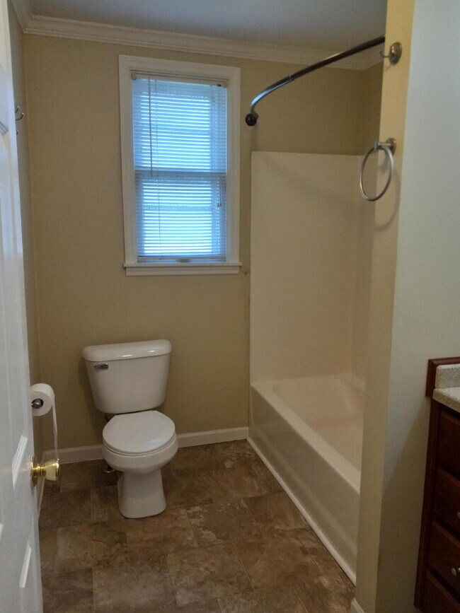 Building Photo - Charming & Updated Home Ready for Move-In