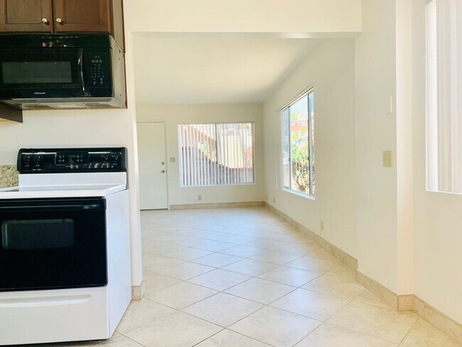 Building Photo - PERFECTLY LOCATED POINT LOMA 2BD/1.5BA TOW...