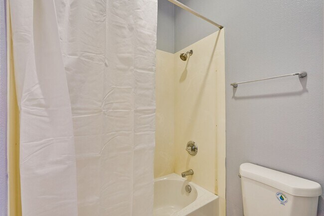 Building Photo - Spacious 3 Bedroom, 2 Bathroom Home with D...