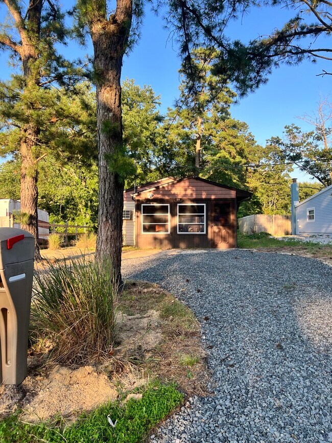 Building Photo - 39 Maple St