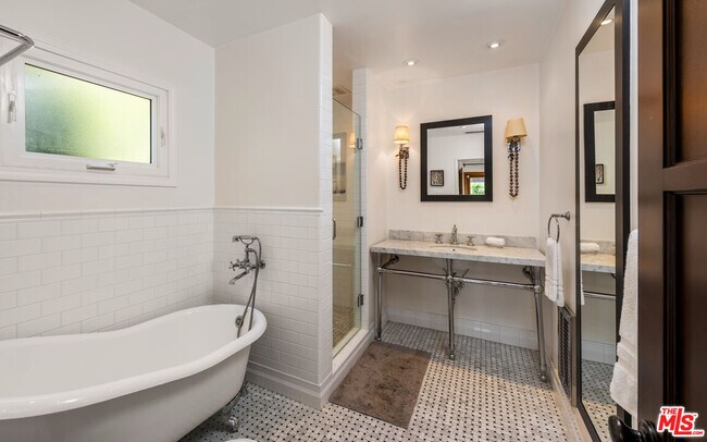 Building Photo - 1417 Queens Rd