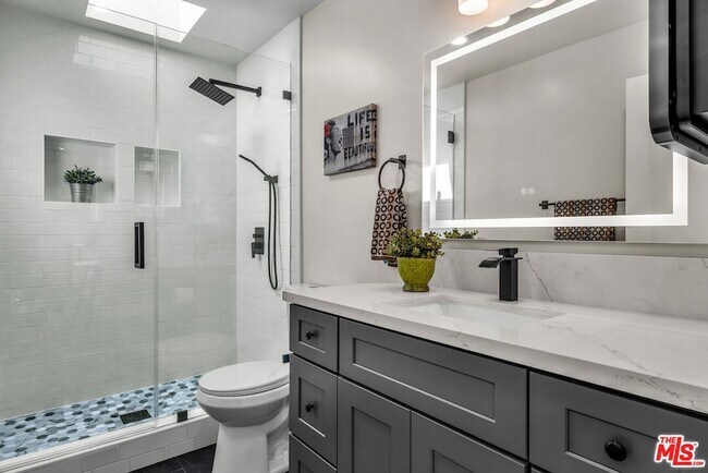 Building Photo - 2319 Teviot St