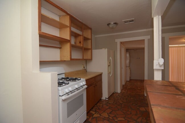 Building Photo - Charming 3 Bedroom 2 Bath House! Central T...