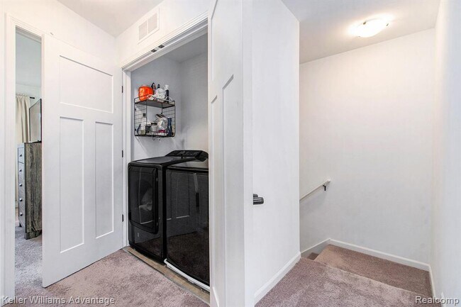 Building Photo - 594 Anne Ave