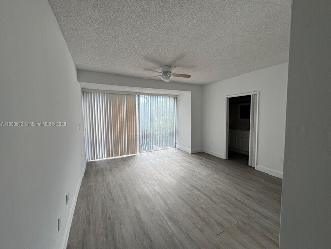 Building Photo - 9155 Fontainebleau Blvd