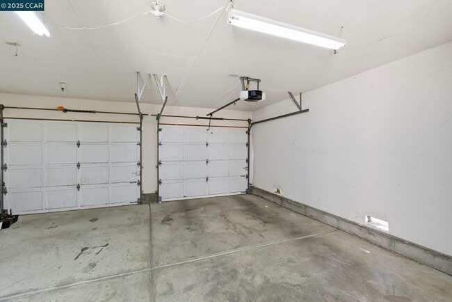 Building Photo - 121 Haslemere Ct