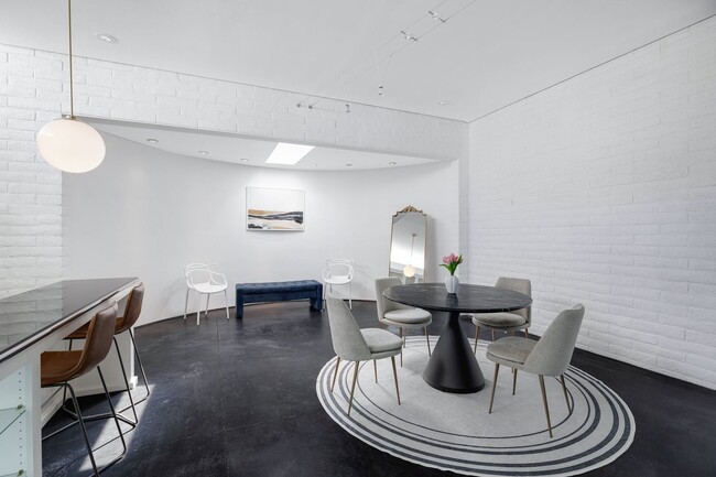 Building Photo - Mid-century modern home in Arcadia with pr...