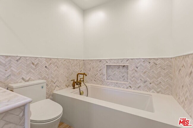 Building Photo - 17620 Camino De Yatasto