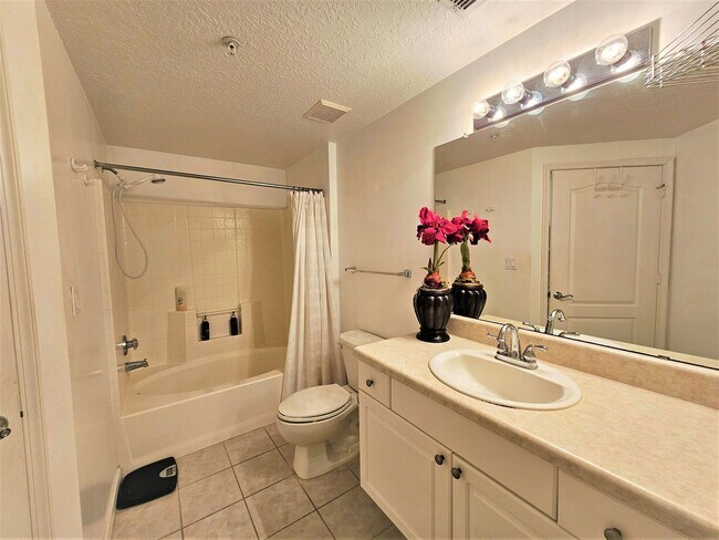 Building Photo - 5050 Fairways Cir