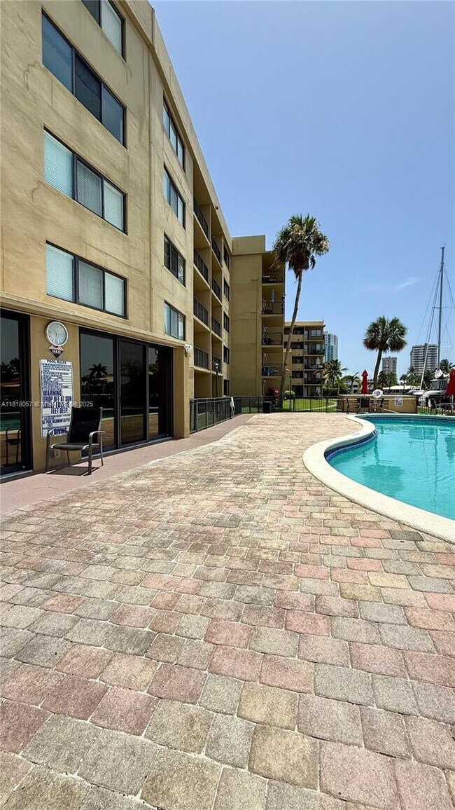 Building Photo - 301 Golden Isles Dr