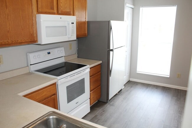 Building Photo - Immaculate 3 Bedroom Ranch in Avon!