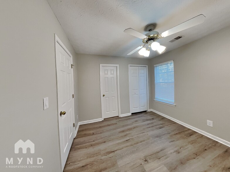Building Photo - 723 River Valley Dr