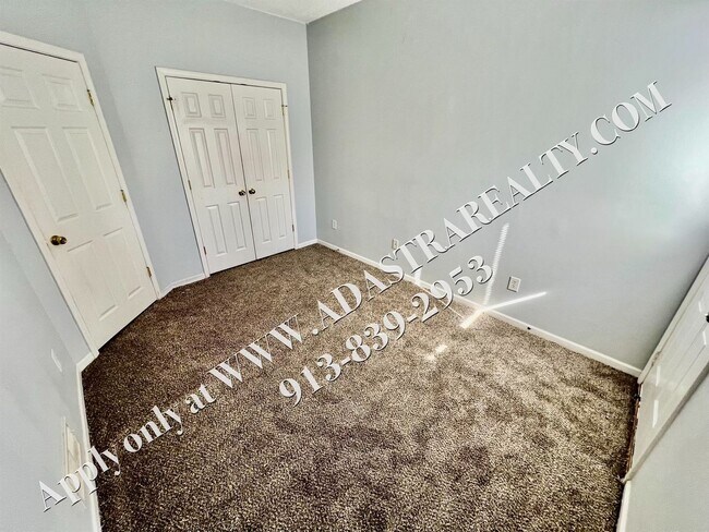 Building Photo - Beautiful Gardner Townhome-Available in MAY!!