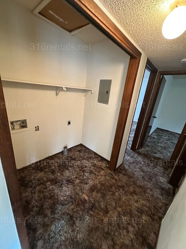 Building Photo - $750 - 2 bed 1 bath - Second floor Apartment