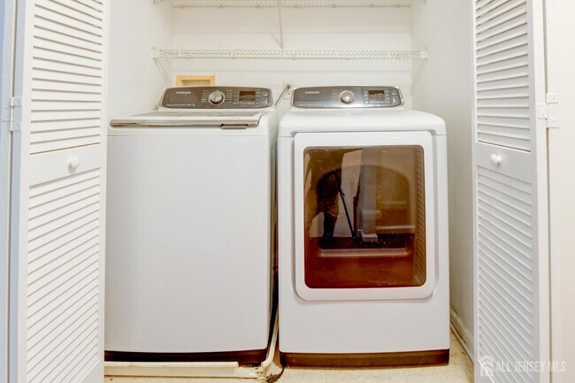 Building Photo - 609 Blossom Cir