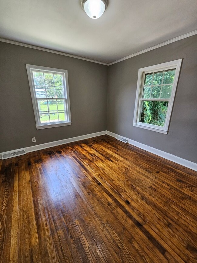 Building Photo - 2 BR off Nathan Hunt