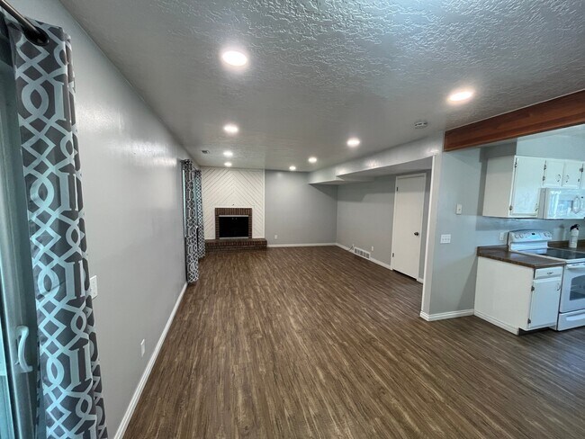 Building Photo - 7443 S Creek Rd