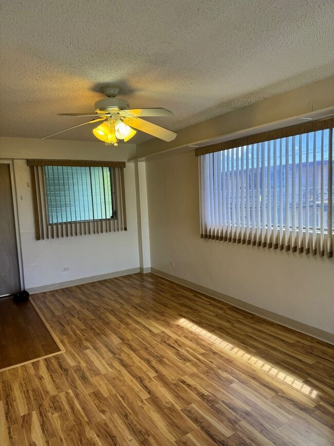 Building Photo - Central location! 1 bedroom, 1 bath, 1 parking. - Pet Possible - Available Now!