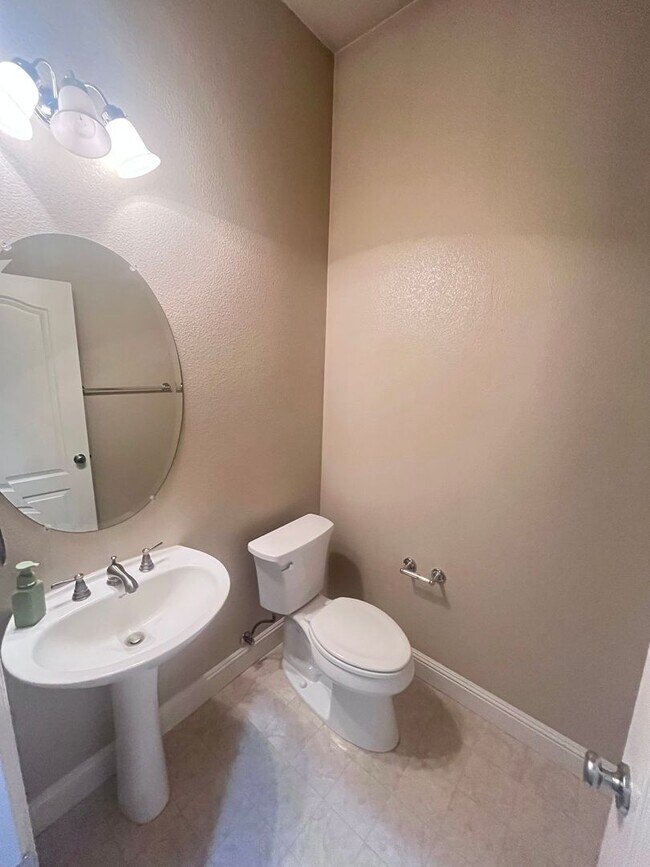 Building Photo - BEAUTIFUL HOME IN ELK GROVE WITH POOL!!