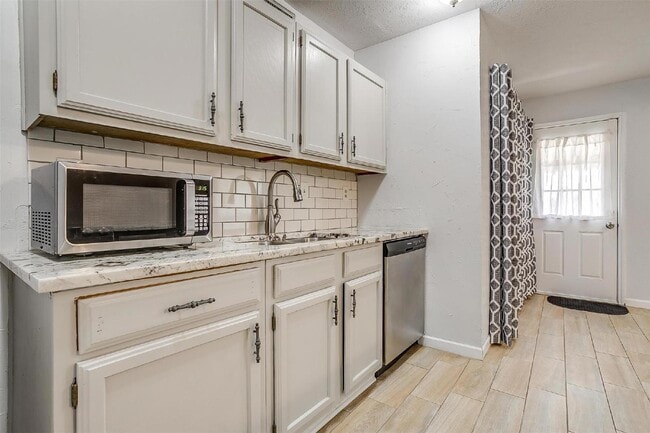 Building Photo - Cozy meets stylish in this 3 bedroom + 2 b...