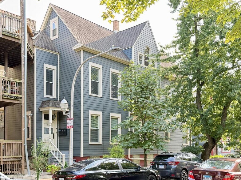 Building Photo - 1122 W Roscoe St