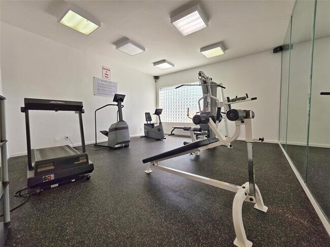 Building Photo - 1350 SE 3rd Ave