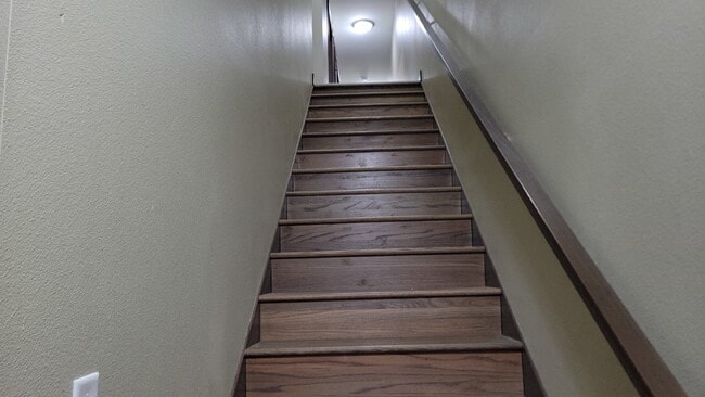 Building Photo - 5 Bed 3 Bath close to UWEC, bike trails, C...