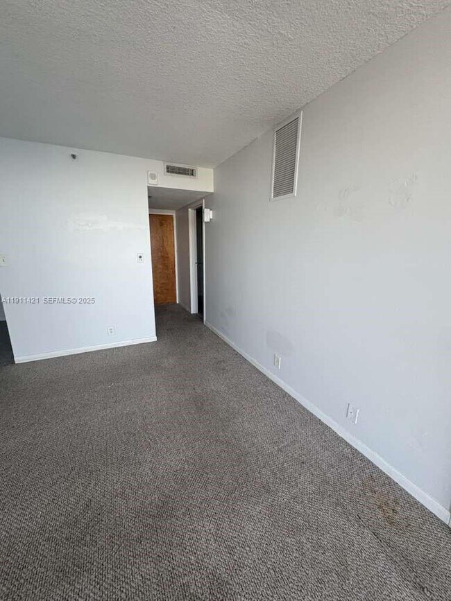 Building Photo - 7601 E Treasure Dr