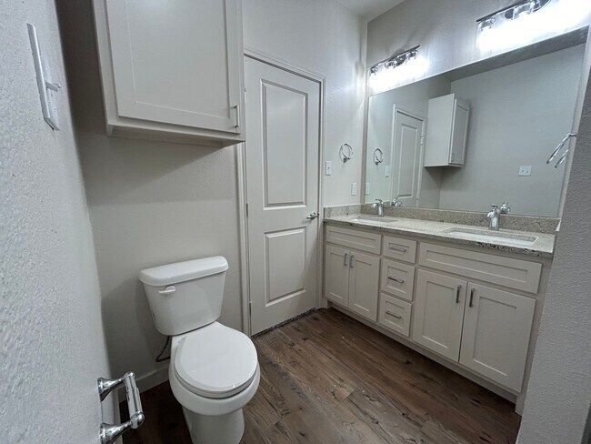 Building Photo - Luxury Townhome in Abbey Glen Community!