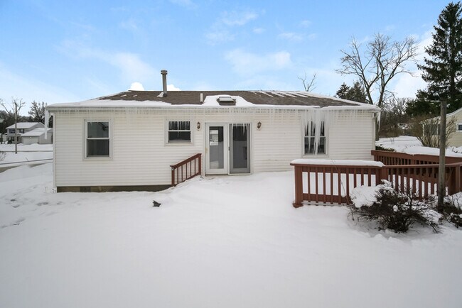 Building Photo - Inviting 3-Bedroom Bedford Home with Spacious Interiors