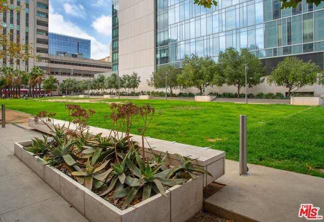 Building Photo - 108 W 2nd St