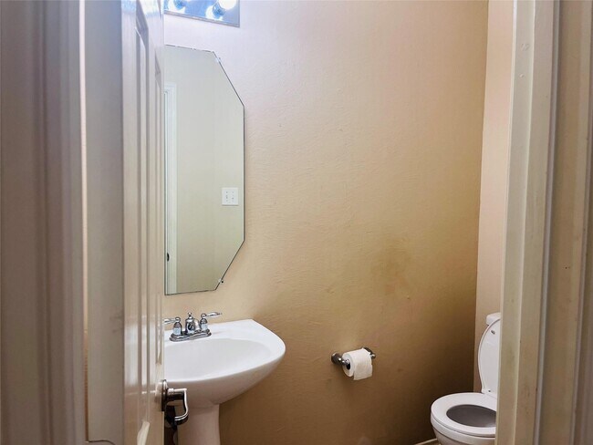 Building Photo - 2115 Vermillion Oak St