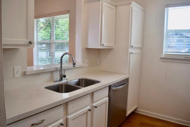 Primary Photo - 2302 Colorado St