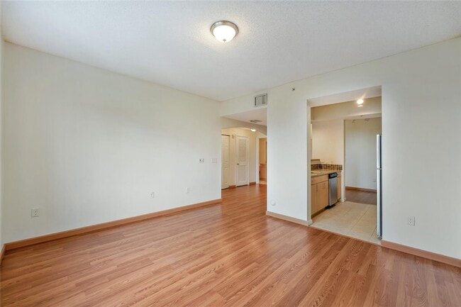 Building Photo - 533 NE 3rd Ave